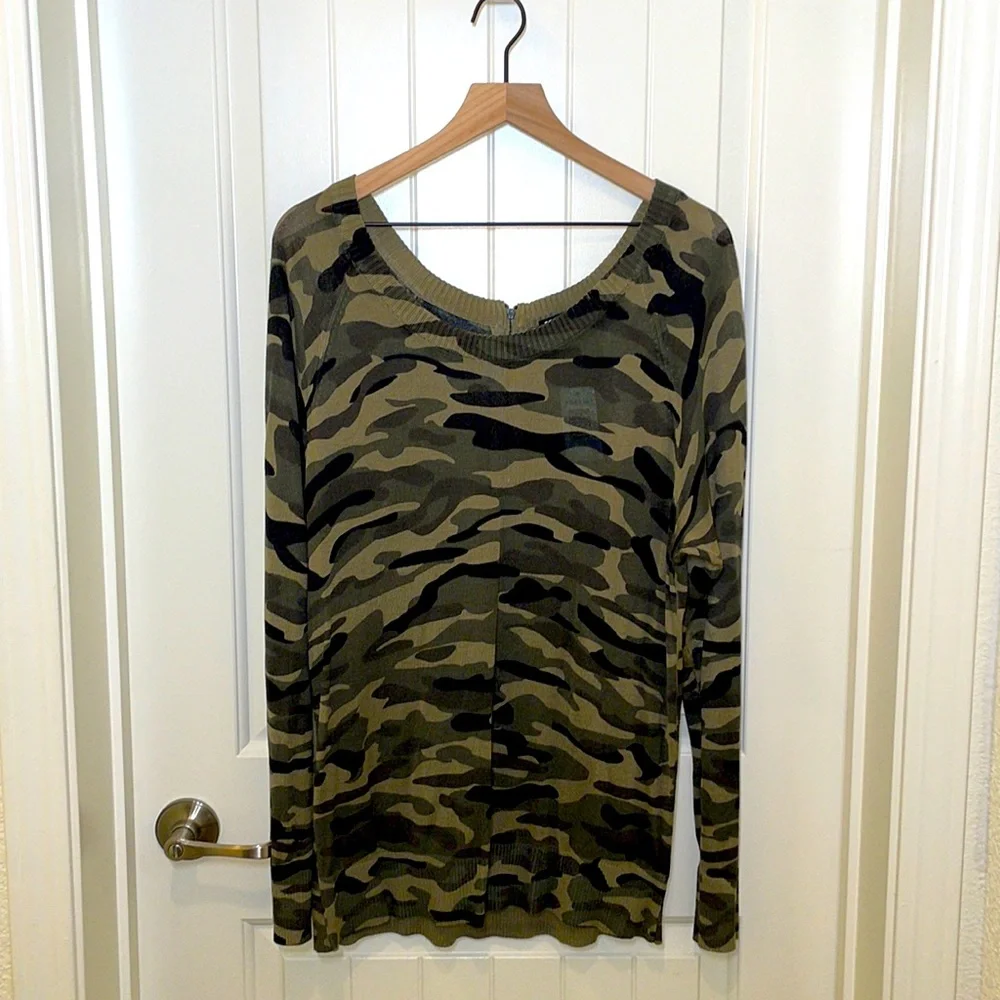 Torrid Camo Sweater Top- Size 2 NWT - Picture 2 of 5